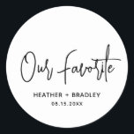 Heather Elegant Zwart Wit Minimaal Modern Bruiloft Ronde Sticker<br><div class="desc">De moderne bruiloft begunstigt stickers met een eenvoudig ontwerp met "Onze favoriet" in een elegante scripttypografie samen met uw namen en trouwdatum in een minimalistische sans serif doopvont. Alle ontwerpelementen zijn zwart-wit. Een chic-ontwerp voor elke trouwstijl. Deze aangepaste stickers zijn geweldig om het snoep of snacks aan te brengen die...</div>
