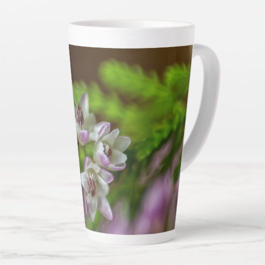 Heather Spring flower evergreen bloom paars wit Latte Mok (Rechterhoek)