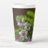 Heather Spring flower evergreen bloom paars wit Latte Mok (Voorkant)