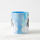 Heavenly Bliss: Grijs en Wit Konijntje op Wolk met Tweekleurige Koffiemok (Center)