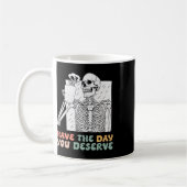 Heb de dag dat je verdient Halloween Skeleton en C Koffiemok (Links)