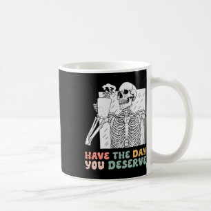 Heb de dag dat je verdient Halloween Skeleton en C Koffiemok
