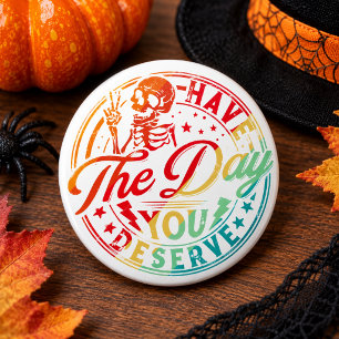 Heb de dag die je verdient Halloween – Grappig Gri Ronde Button 7,6 Cm