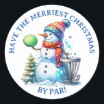 Heb de Merriest Christmas by Par | Schijfgolf Ronde Sticker<br><div class="desc">Heb de leukste Kerstmis door par. Disc golf thema kunst. Schattigee waterverf cartoon sneeuwpop in Santa hat naast een disc golfmand in de sneeuw naast een kerstboom.</div>