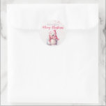 Heb een Beary Merry Christmas Polar Beer Funny Pin Ronde Sticker<br><div class="desc">Deze schattige Have A Beary Merry Christmas Polar Beer Funny Pink Napkins zijn voorzien van de feestelijke inscriptie "Have a Beary Merry Christmas" in decoratief schrijven, het toevoegen van een leuke en vrolijke touch aan uw vakantie projecten. Het ontwerp toont een charmant wit polair beer met een roze sjaal en...</div>