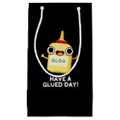 Heb een Glued Day Funny Glue Pun Dark BG Klein Cadeauzakje (Voorkant)
