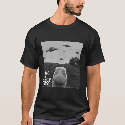 Heb een Goose Day Gans UFO Humor Quote T-shirt (Voorkant)