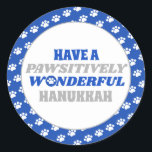 Heb een Pwsitief Wonderful Hanukkah Ronde Sticker<br><div class="desc">Introductie van ons prachtige Chanoeka-ontwerp met een charmante rand van witte pootafdrukken op een blauwe achtergrond. Omarm de feestelijke geest van Chanoeka met dit ontwerp, dat een schone witte achtergrond bevat met de hartverwarmende tekst "Heb een passief prachtige Chanoeka." De tekst wordt gepresenteerd in blauw en zilver kleuren, met de...</div>