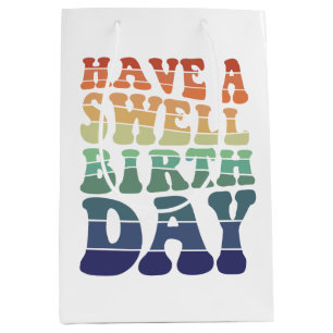 Heb een Swell Birthday moderne regenboog typografi Medium Cadeauzakje