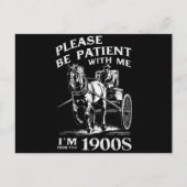 Heb geduld met mij, ik kom uit de jaren 1900  briefkaart (Voorkant)