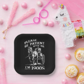 Heb geduld met mij, ik kom uit de jaren 1900  papieren bordje (Feest)