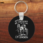 Heb geduld met mij, ik kom uit de jaren 1900  sleutelhanger (Voorkant)