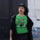 Heb jezelf een griezelig klein kerstfeest t-shirt<br><div class="desc">Dit heerlijk griezelig grafisch t-shirt biedt een gothic-stijl spin op de traditionele kerstmotieven met sneeuwvlokken en stervormen gevormd uit witte skeletten, schedelvormige kerstversieringen en hulstbessen, zwarte spookachtige kerstkransen en botten en geslepen ornamenten en sneeuwpoppen. Mijn illustraties in zwart, grijs, rood en wit zijn geplaatst tegen een feestelijke groene achtergrond. Mijn...</div>