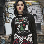 Heb jezelf een griezelig klein kerstfeest t-shirt<br><div class="desc">Dit heerlijk griezelig grafisch t-shirt biedt een gothic-stijl spin op de traditionele kerstmotieven met sneeuwvlokken en stervormen gevormd uit witte skeletten botten, schedelvormige kerstversieringen en hulstbessen, spookachtige kerstkransen en -bomen en ghoulish ornamenten en sneeuwpoppen. Mijn illustraties in groen, grijs, rood en wit staan op een zwarte achtergrond. Mijn graphics begeleiden...</div>