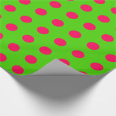 Heb vette kerstroze pooldots op groen cadeaupapier (Hoek)