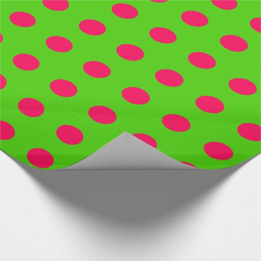 Heb vette kerstroze pooldots op groen cadeaupapier (Hoek)