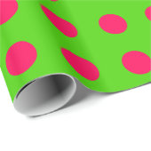 Heb vette kerstroze pooldots op groen cadeaupapier (Rol Hoek)