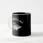 "HEBBEN EEN CRAPPIE DAG" - CRAPPIE VIST TWEEKLEURIGE KOFFIEMOK (Voorkant links)