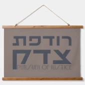 Hebreeuws: Rodefet Tzedek - [Fem] Achtervolgster v Hangend Wandkleed (Voorkant)