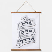 Hebreeuws Tzedek Tzedek Tirdof - Nadere gerechtigh Hangend Wandkleed (Voorkant)