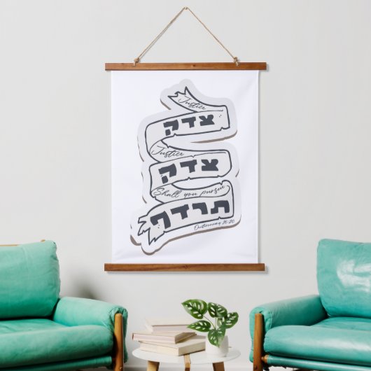 Hebreeuws Tzedek Tzedek Tirdof - Nadere gerechtigh Hangend Wandkleed (Woonkamer)
