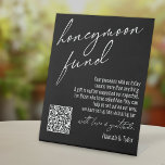 Hedendaags Honeymoon Fonds QR Code Black Reclamebord Met Voetstuk<br><div class="desc">Dit collectie kenmerkt een elegante, moderne, handgeschreven doopvont aan de zeer belangrijke woorden en de zinnen van de creëer. In dit stuk, lezen de grafische typografische bekledingen "honeymoon fonds" in het grote kopbalgebied en "met liefde en dankbaarheid" voor uw namen. Gebruik de velden sjabloon om uw persoonlijke dankbaarheid en namen...</div>