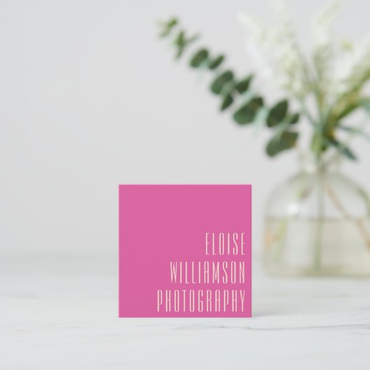 Hedendaags Trendy Chic Bold Typografie Hot Pink Vierkante Visitekaartje (Staand voorkant)