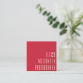 Hedendaags Trendy Chic Bold Typografie Red Vierkante Visitekaartje (Staand voorkant)