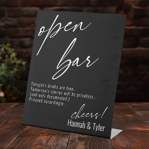 Hedendaagse handgeschreven grap zwarte open bar reclamebord met voetstuk
