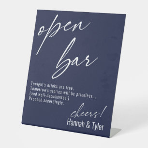 Hedendaagse handgeschreven grappige marineblauwe o reclamebord met voetstuk