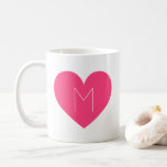 Hedendaagse Hot Pink Heart Monogram Mok<br><div class="desc">Moderne aanpasbare mok met hete roze hart illustratie met eenvoudige typografie monogram. Personaliseer deze mok door uw eigen letters toe te voegen. Dit zal perfect zijn als een geschenk.</div>