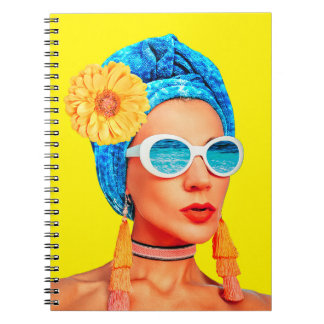 Hedendaagse kunstcollage. Vacation mode Girl Cu Notitieboek