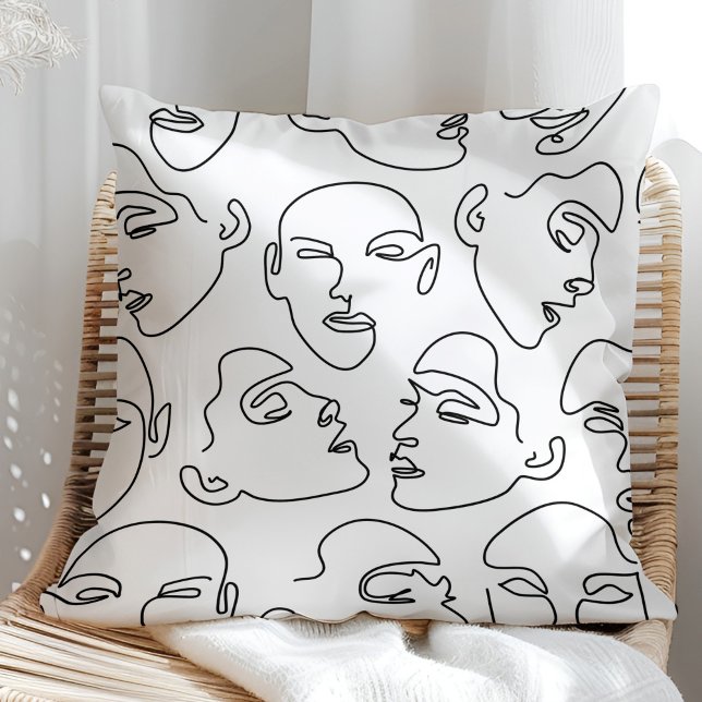 Hedendaagse lijn kunst tekenen gezichten kussen (Contemporary Line Art Drawing Faces Throw Pillow on a sunny rattan armchair.)