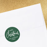 Hedendaagse Merry Christmas Custom Name Green Ronde Sticker<br><div class="desc">Creëer uw eigen vakantie stickers met dit eenvoudige en moderne ontwerp. Deze cirkelvormige stickers tonen de woorden 'Merry Christmas' en kunnen worden gepersonaliseerd met een naam, uw familienaam of het vakantiejaar. Een stijlvolle sjabloon, met witte scriptletters tegen een bosgroene achtergrond. U kunt de kleur 'achtergrond' aanpassen met de functie 'Bewerken...</div>