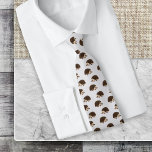 Hedgehog Wildlife Natuur Patroon Platinum Grey Stropdas<br><div class="desc">Voeg een vleugje van de natuurlijke wereld toe aan uw garderobe met dit stijlvolle bleke grijze stropdas, dat een patroon van egels heeft. Het subtiele platinagrijs vormt een aanvulling op het design met een wildlife thema, waardoor het de perfecte accessoire is voor zowel casual als semi-formele gelegenheden. Een mix van...</div>