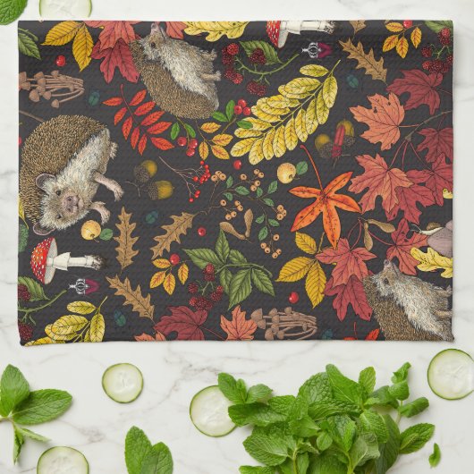 Hedgehogs and autumn forest flora on black theedoek (Gevouwen)