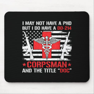 Heeft geen PhD maar heeft de titel Doc Corpsman Muismat
