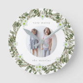 Heel Merry Pine en Floral Winter Wreater Kerstmis Ronde Klok (Voorkant)