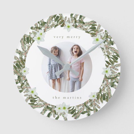 Heel Merry Pine en Floral Winter Wreater Kerstmis Ronde Klok (Voorkant)