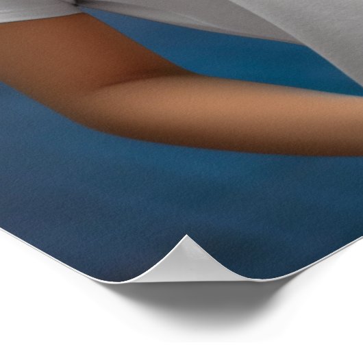 Heerlijk model met een blanco wit Gildan t-shirt Poster (Hoek)