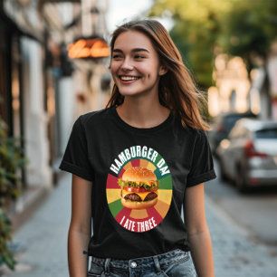 Heerlijke hamburger met verse sla en gesmolten t-shirt