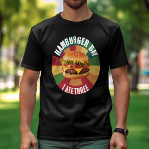 Heerlijke hamburger met verse sla en gesmolten t-shirt