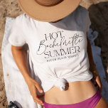 Heet Bachelorette Zomer Custom Bachelorette Party T-shirt<br><div class="desc">Bijpassende T-shirts voor uw zomerse vrijgezellenuitje hebben de functie "hot bachelorette summer" in trendy typografie met daaronder een regel aangepaste tekst; getoond met de bestemming en het jaar.</div>