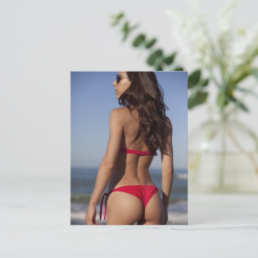 ● Heet! ● Foto van het strand Red bikini Briefkaart (Staand voorkant)