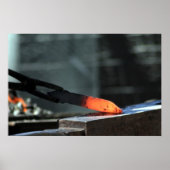 Heet ijzer op het aambeeld poster (Voorkant)