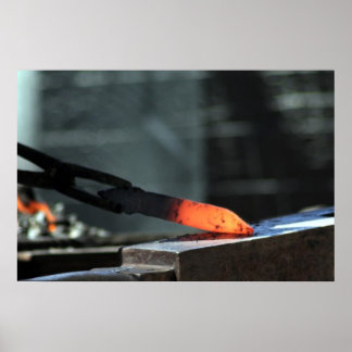 Heet ijzer op het aambeeld poster