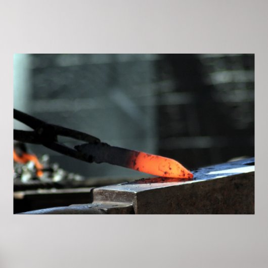 Heet ijzer op het aambeeld poster (Voorkant)