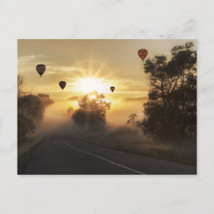 Heet luchtballon boven slecht landschap briefkaart