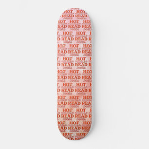 Heet meisje leest boeken persoonlijk skateboard