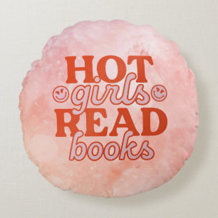 Heet meisje leest boeken rond kussen